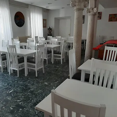 The Old Town Hostel-villa Gradac אכסניה *